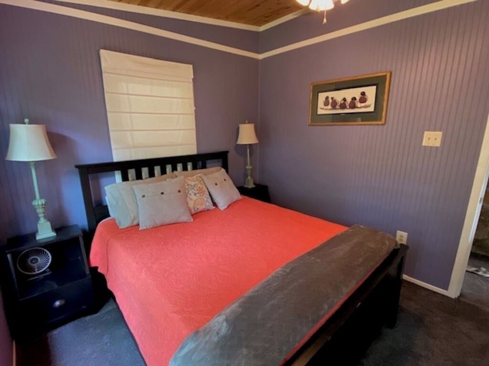 Ultimate Escape Mountain views, privacy, hot tub, screen porch, fabulous deck Zirconia Vrbo