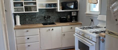 Microondas, horno, parrilla de estufa y utensilios de cocina