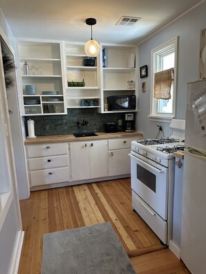 Mikrowelle, Ofen, Herdplatte, Kochgeschirr/Geschirr/Besteck