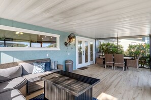 Outdoor dining - River's Edge Retreat-3/3.5, sleeps 9, waterfront with dock! Newly Remodeled! (Homosassa)