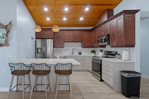 Fridge, microwave, oven, stovetop - River's Edge Retreat-3/3.5, sleeps 9, waterfront with dock! Newly Remodeled! (Homosassa)