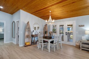 Dining - River's Edge Retreat-3/3.5, sleeps 9, waterfront with dock! Newly Remodeled! (Homosassa)