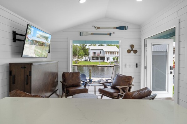 Interior - River's Edge Retreat-3/3.5, sleeps 9, waterfront with dock! Newly Remodeled! (Homosassa)