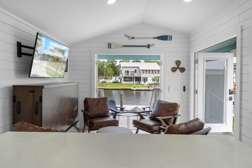 River's Edge Retreat-3/3.5, sleeps 9, waterfront with dock! Newly Remodeled!