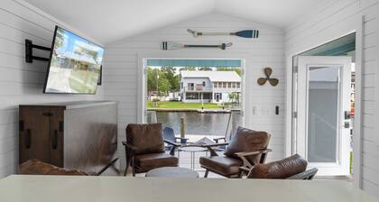 River's Edge Retreat-3/3.5, sleeps 9, waterfront with dock! Newly Remodeled!
