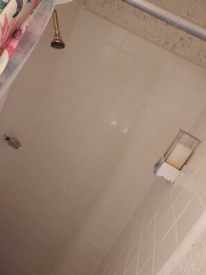 Handtücher, Seife, Shampoo, Toilettenpapier