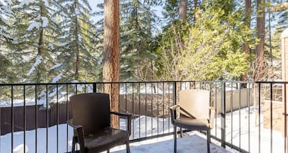 3 Story Sleep 8 House in the Heart of Incline Village with a Jacuzzi in The Loft