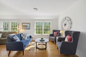 Smart TV - Charming Bunk Cottage on Beautiful Bay Beach! (Fort Erie)