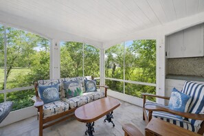 Property grounds - Charming Bunk Cottage on Beautiful Bay Beach! (Fort Erie)