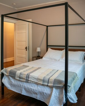 4 bedrooms, desk, iron/ironing board, free WiFi