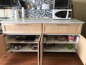 Fridge, microwave, oven, stovetop - Private 2 Bedroom guests suite with separate entrance in Northwest+Nature views (Calgary)