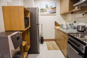 冷蔵庫、電子レンジ、オーブン、コンロ
