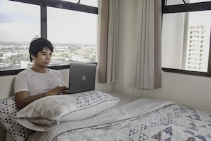 2 室のベッドルーム、デスク、WiFi (無料)、ベッドシーツ