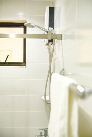 Douche, sèche-cheveux, bidet, serviettes fournies