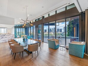 Dining - CASSA ONE - Pool, Gym, BBQ & River View Apt CBD (Brisbane)