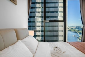 1 dormitorio, escritorio, tabla de planchar con plancha y wifi