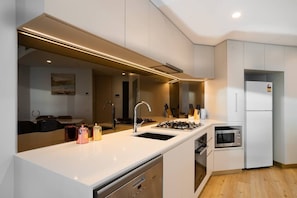 Frigorífico, microondas, horno y placa de cocina