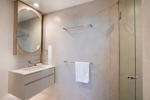 Shower, hair dryer - CASSA ONE - Riverside Serenity w/ Media Room (Brisbane)