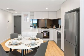 Fridge, microwave, oven, stovetop - CASSA ONE - Brisbane CBD 2b Apt w/ Free Parking (Brisbane)