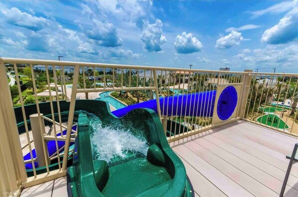 Un toboggan aquatique par une journée ensoleillée, sous un ciel dégagé.
