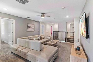 Smart-TV, Videospiele, DVD-Player, Tischfußball