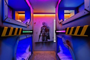 8 bedrooms, iron/ironing board, WiFi, bed sheets - Best 8BR w Theater, Gameroom and LUXE Themed Rooms (Davenport)