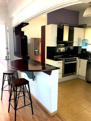 Fridge, microwave, oven, stovetop - Full 3-Bedroom Apartment in Puebla Historical Area Cozy up to 6 persons (Puebla)