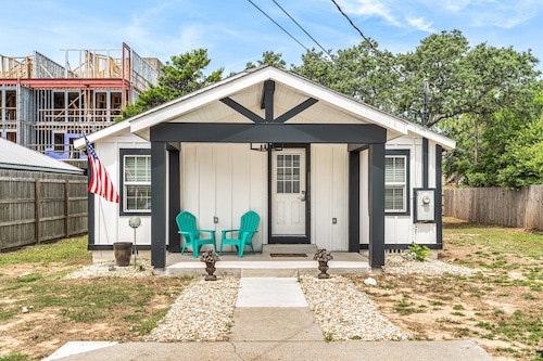 Seahorse Cottage Pet Friendly, walking distance to beach