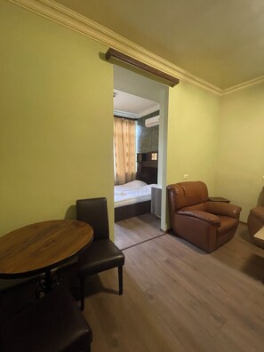Comfort Apartment | Ruang tamu | 32 inci sebuah televisyen pintar dengan kabel, TV 