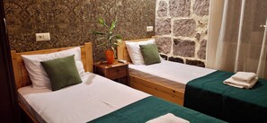 Economy Double or Twin Room | 1 bilik tidur, peralatan tempat tidur hipoalergenik 