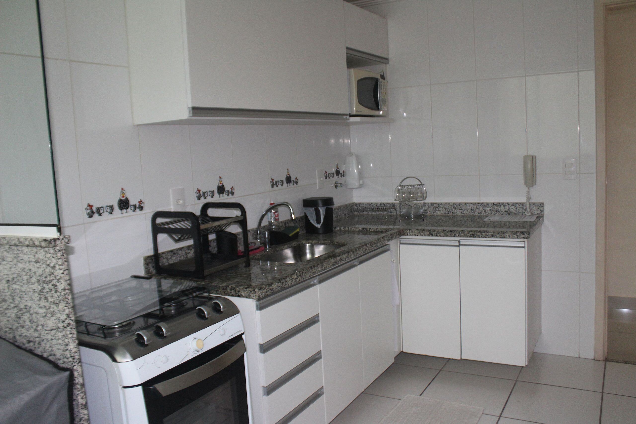 Appartement | Privékeuken | Een koelkast, een microgolfoven, een oven, een broodrooster