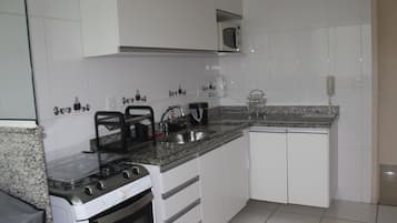 Appartement | Privékeuken | Een koelkast, een microgolfoven, een oven, een broodrooster