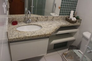 Apartment | Bathroom | Bathtub - Confortável Apto na Praia do Forte (Cabo Frio)