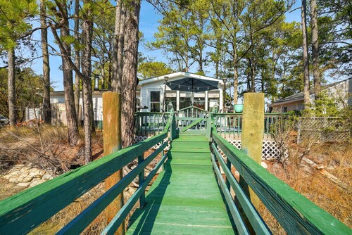 Counting Corks | Waterfront Pet Friendly Cottage w/ Dock for Crabbing, Firepit & Near Cape Charles