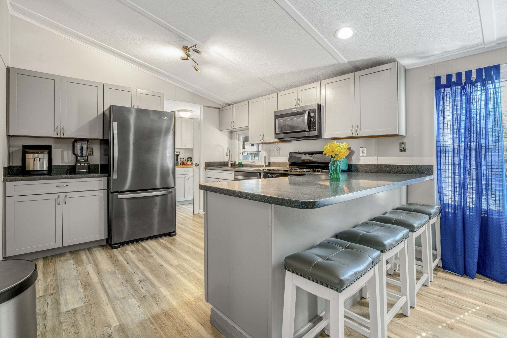 Jääkaappi, mikroaaltouuni, uuni, liesi