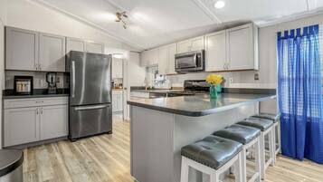 Jääkaappi, mikroaaltouuni, uuni, liesi