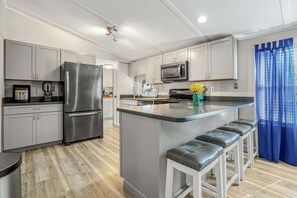 Réfrigérateur, micro-ondes, four, plaque de cuisson