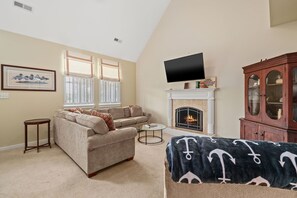 Una televisión, una mesa de tenis de mesa