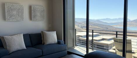 Fernseher, Kamin, Tischfußball, Bücher