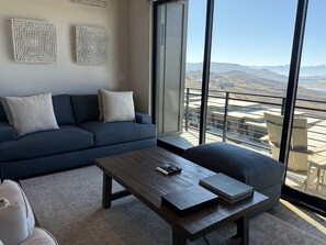 Televisión, chimenea, futbolito y libros 