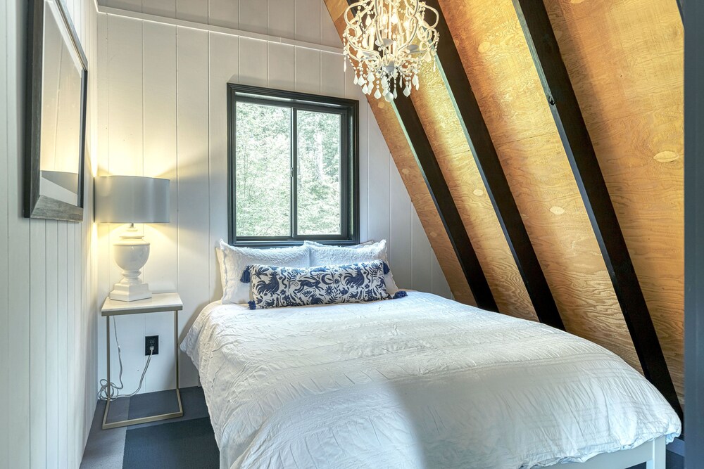 Limberry Cove Lakefront Getaway By Sarah Bernard Vacation Rentals