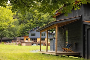 Tabla de planchar con plancha, wifi gratis y ropa de cama