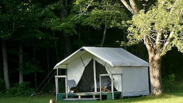 Camp Creekside Canvas Tent | Strygejern/strygebræt, gratis Wi-Fi, sengetøj
