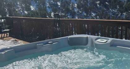 Cozy Swiss chalet with dazzling views 10 minutes from Mesa Verde National Park.