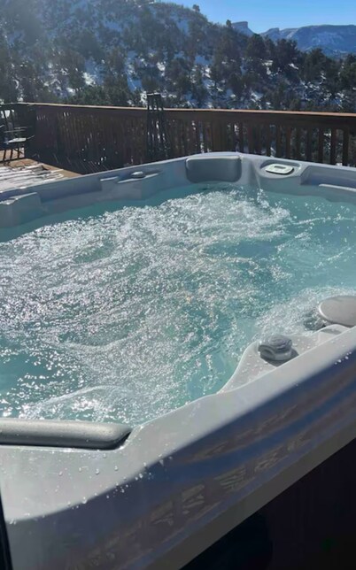 Cozy Swiss chalet with dazzling views 10 minutes from Mesa Verde National Park.