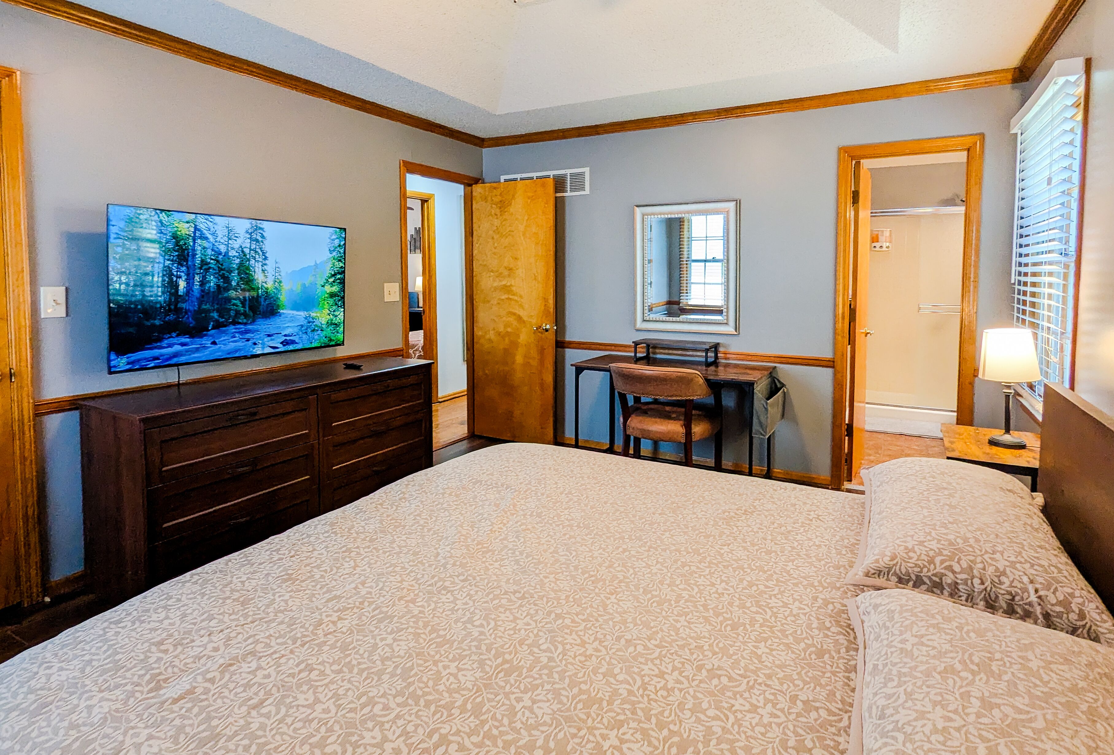 4 bedrooms, iron/ironing board, WiFi, bed sheets