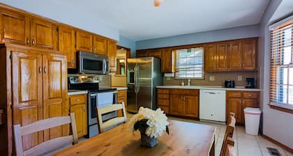 Charming Family Retreat South Overland Park