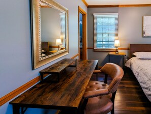 4 bedrooms, iron/ironing board, WiFi, bed sheets - Charming Family Retreat South Overland Park (Overland Park)