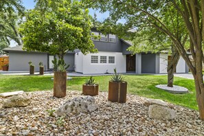 Exterior - Austin Southern Retreat , the  place for bachelor parties and bachelorettes  (Austin)