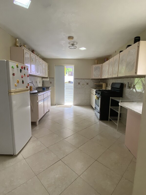 Refrigerador, cafetera y tetera, utensilios de cocina y comedor 